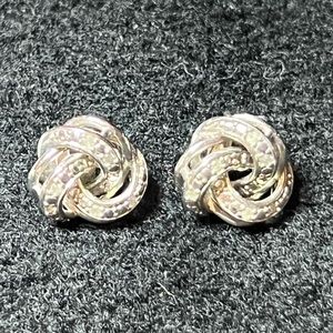 VALUE $200!! 😍🥰😘Diamond Earrings 1/10ct.